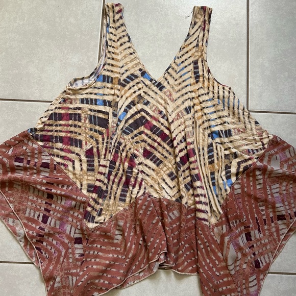 Free People women's V-neck tank top with a geometric pattern - Picture 7 of 9